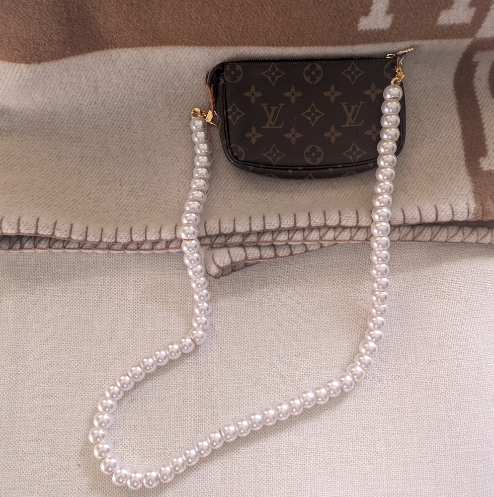 🤎AUTH Pre loved Louis Vuitton Pochette + Pearl Crossbody Strap! - Picture 6 of 15